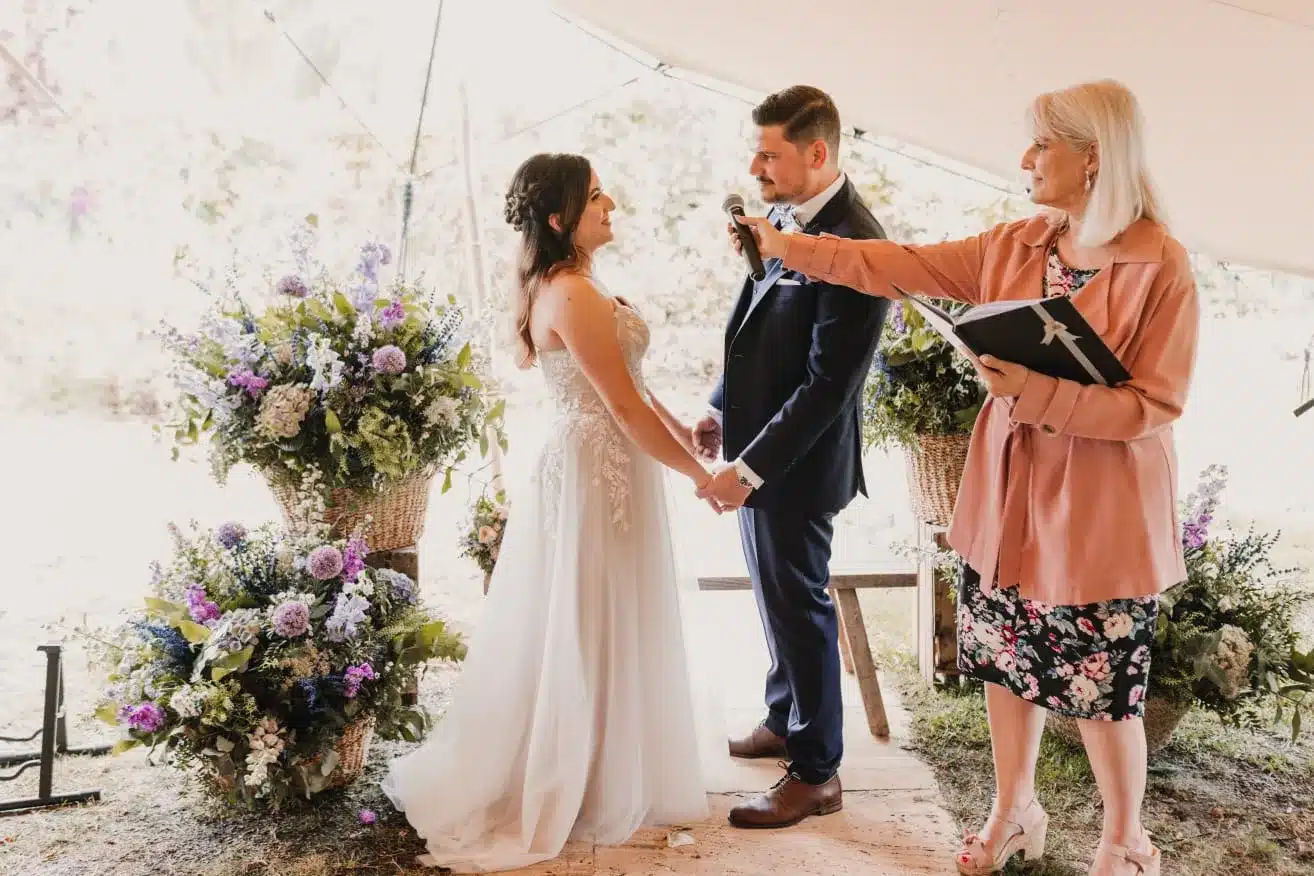 Pareja pronunciando sus votos durante una ceremonia bilingüe